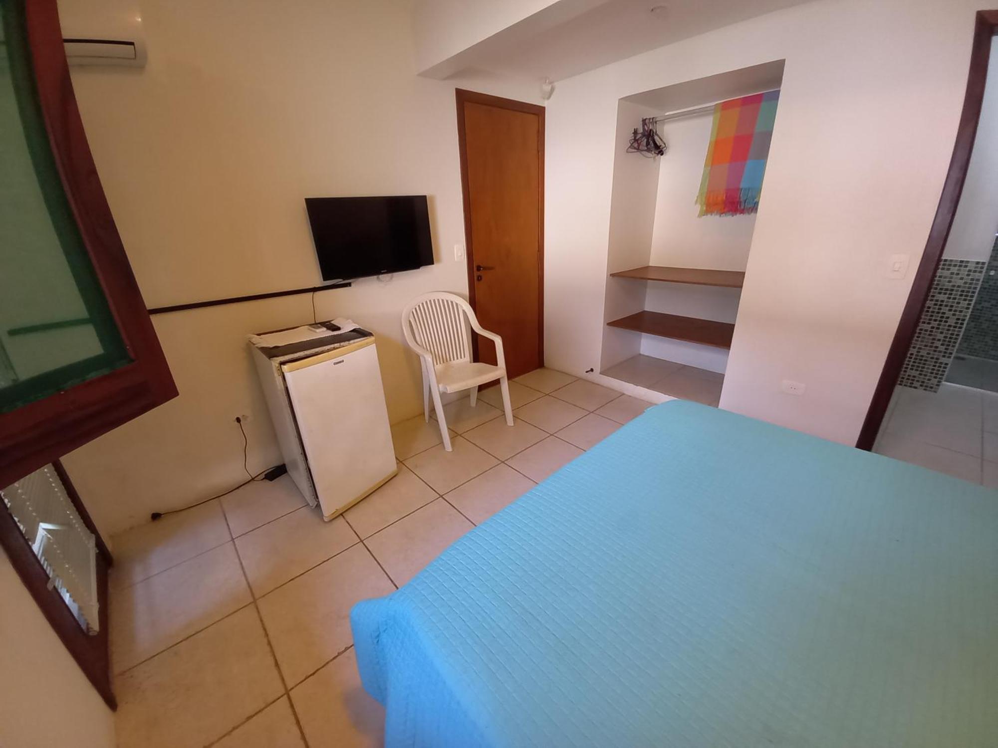 Quarto com Cama Queen-size e Vista da Piscina